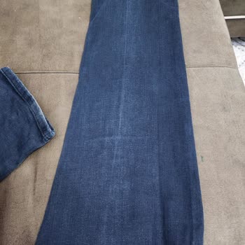 Mavi Denim Pantolonunda Üretim Hatası: Görünür Çizgilenme Ve Hatalı İnceleme Süreci