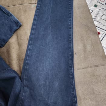 Mavi Denim Pantolonunda Üretim Hatası: Görünür Çizgilenme Ve Hatalı İnceleme Süreci