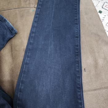 Mavi Denim Pantolonunda Üretim Hatası: Görünür Çizgilenme Ve Hatalı İnceleme Süreci