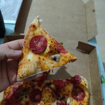 Üzerinde Neredeyse Hiç Malzeme Olmayan Pizzalar Ve Geri Ödeme Talebim