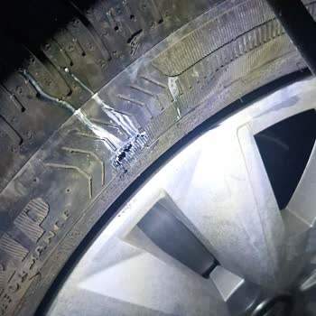 Goodyear Yanak Lastiğinin Düşük Kaldırım Teması Sonrası Patlaması Ve Güvenlik Riski