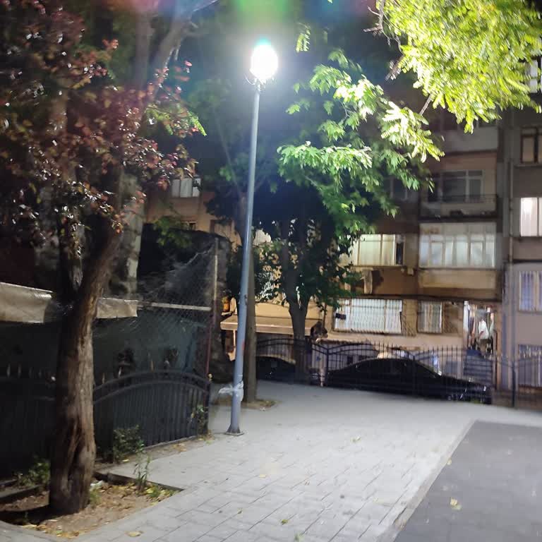 Zeyrek Parkındaki Açık Elektrik Kabloları Çocukları Tehlikeye Atıyor