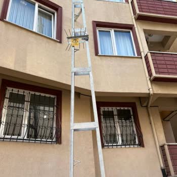 Bina Sakinlerinin Güvenliğini Tehdit Eden Yeni Aydınlatma Direği: Eski Konumuna Alınması Gerekiyor
