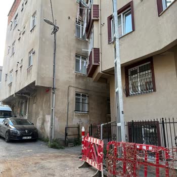 Bina Sakinlerinin Güvenliğini Tehdit Eden Yeni Aydınlatma Direği: Eski Konumuna Alınması Gerekiyor