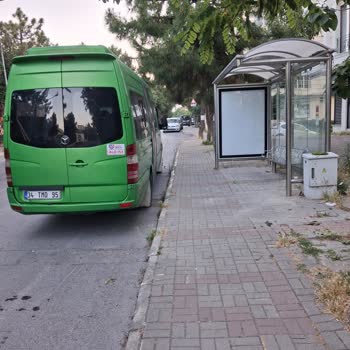 Minibüs Durak İşgali İETT Yolcularını Tehlikeye Atıyor