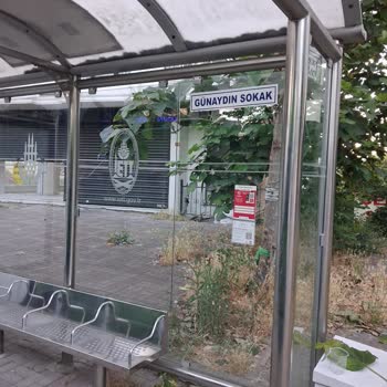 Minibüs Durak İşgali İETT Yolcularını Tehlikeye Atıyor