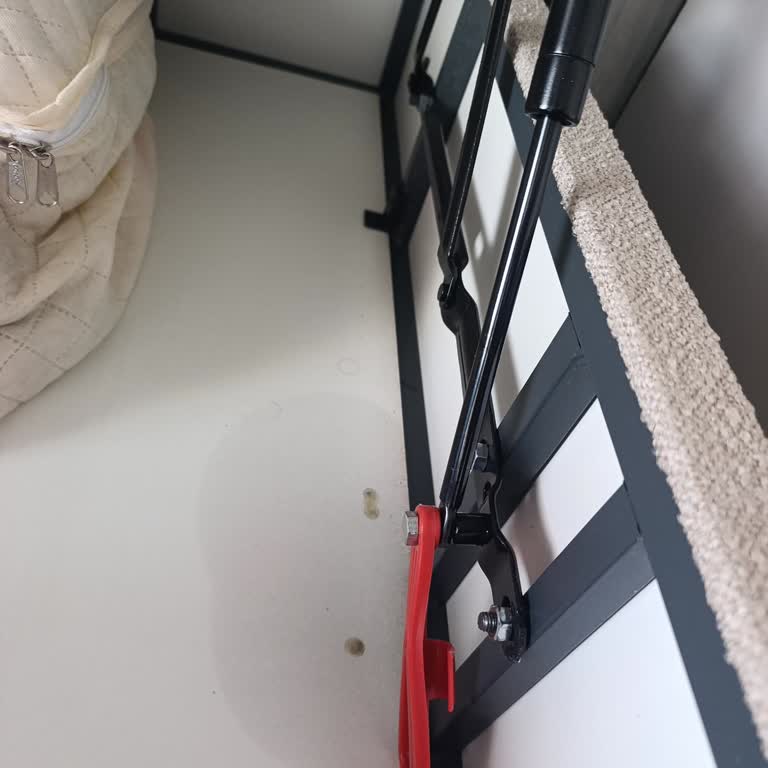 Ladin Mobilya Hidrolik Piston Sızıntısı İçin 4 Aylık Servis Bekleyişi Ve Saygısız Mağaza Tutumu