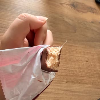 Bar Çikolatasının İçinden Çıkan Poşet Parçası Ve İletişim Sorunu