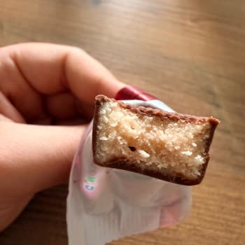 Bar Çikolatasının İçinden Çıkan Poşet Parçası Ve İletişim Sorunu