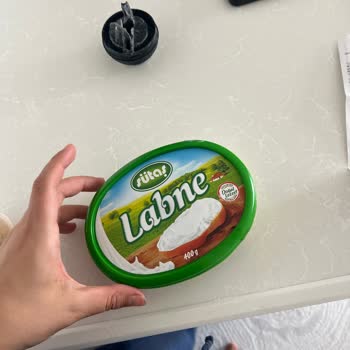 Açık Ve Küflenmiş Sütaş Labne Peyniri Sağlık Endişesi Yarattı