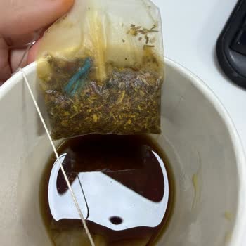 Doğadan Çayında Mavi Plastik Parça Çıktı Gıda Güvenliği Sorunu
