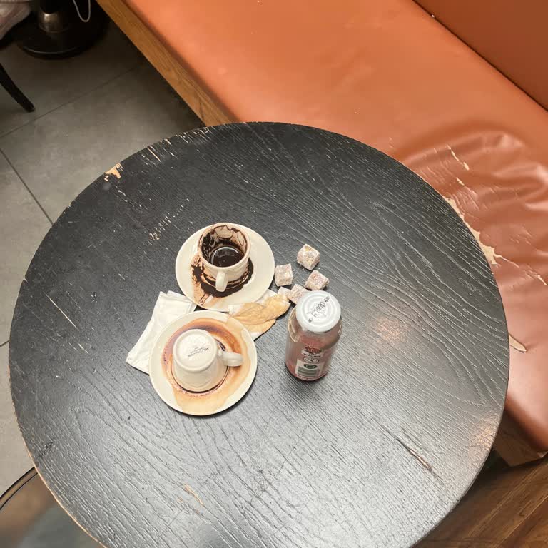 Capitol Starbucks’ta Masayı Temizletme İsteği Üzerine Çalışanın Fiziksel Saldırısı