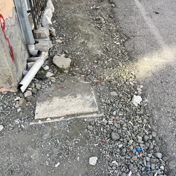 SASKİ Çalışması Sonrası Kırık Kaldırım Onarılmadı Ve Engelliler İçin Tehlike Oluştu