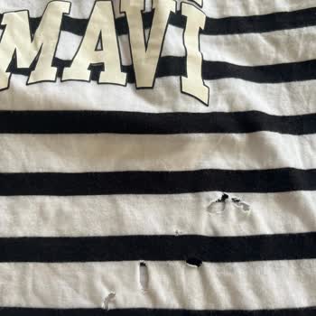 Mavi Tişörtte Kısa Sürede Delik Açması Ve Değişim Talebi