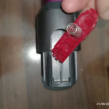Dyson V10 Süpürgenin Boru Mandalı Ve Halı Başlığı Sürekli Kırılıyor, Garanti Sonrası Ücretsiz Değişim Talebi