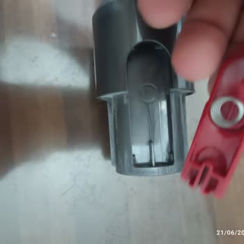 Dyson V10 Süpürgenin Boru Mandalı Ve Halı Başlığı Sürekli Kırılıyor, Garanti Sonrası Ücretsiz Değişim Talebi