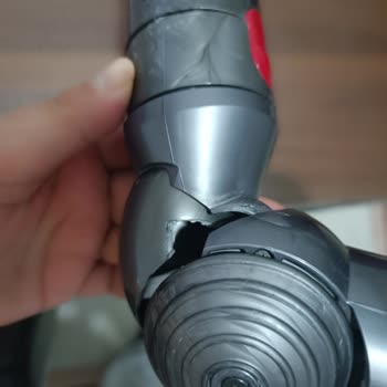 Dyson V10 Süpürgenin Boru Mandalı Ve Halı Başlığı Sürekli Kırılıyor, Garanti Sonrası Ücretsiz Değişim Talebi