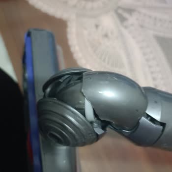 Dyson V10 Süpürgenin Boru Mandalı Ve Halı Başlığı Sürekli Kırılıyor, Garanti Sonrası Ücretsiz Değişim Talebi