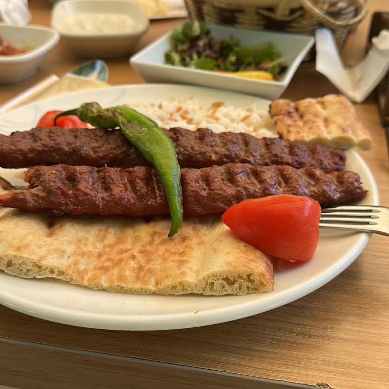 Alissa Çamlık'ta Lezzetsiz Adana Kebap Ve Diğer Yemekler