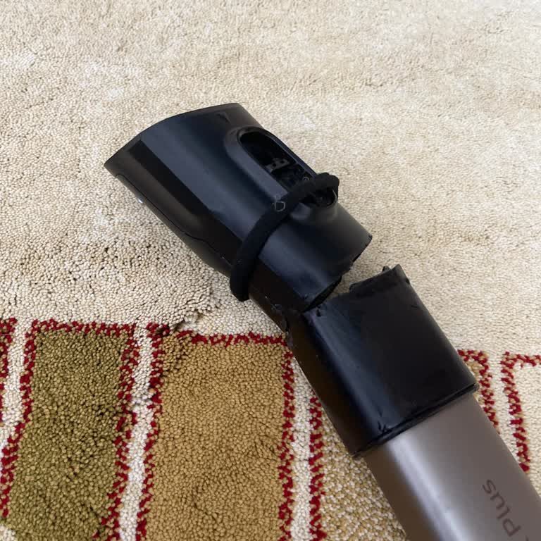 Philips 8000 Serisi Aqua Plus Dikey Süpürge Ek Yerinde Kırılma