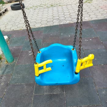 Mevlana Parkı’nda Kaldırım Taşları Ve Kırık Salıncak Çocuk Güvenliğini Tehdit Ediyor