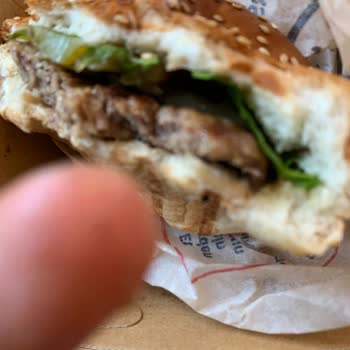 Yanlış Ve Eksik Sipariş, Ödenen Peynir Olmadan Tam Pişmiş Burger