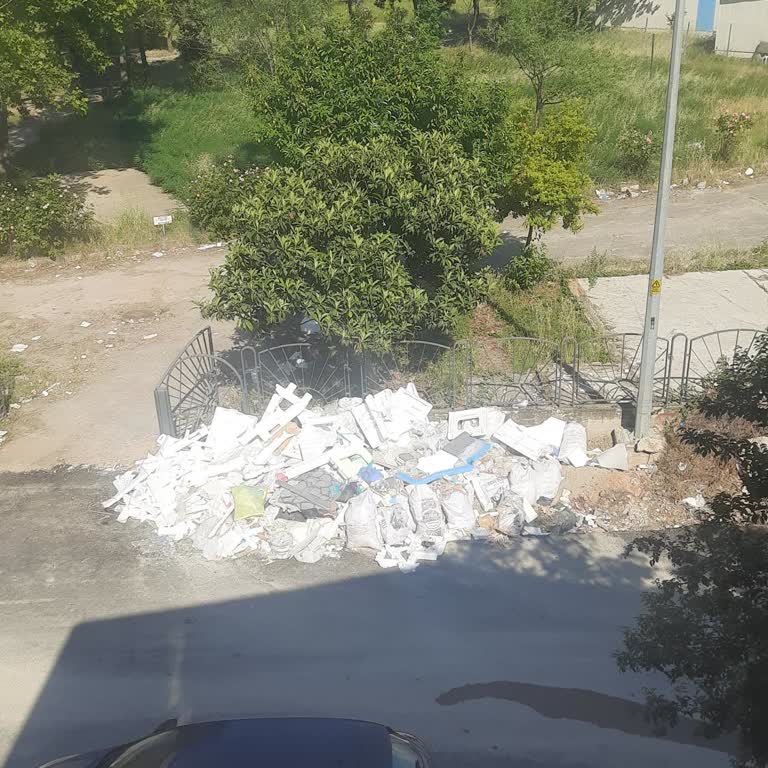 Kartepe İstasyon Mahallesinde İnşaat Molozları Sokakta Birikiyor, Temizlik Ve Cezai İşlem Talebi
