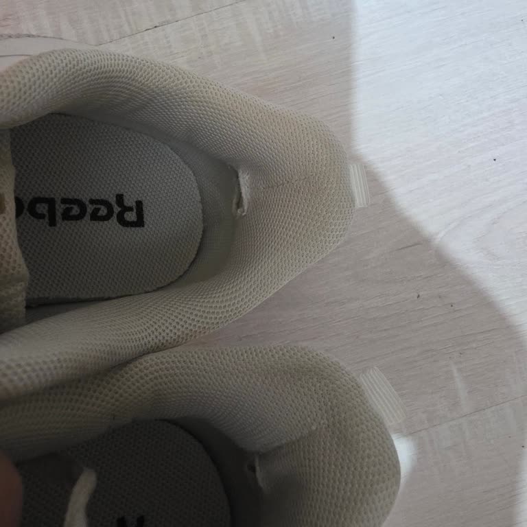 Reebok Ayakkabım 1 Ayda Yırtıldı, Mağaza Üretim Hatasını Kabul Etmedi, Değişim Talep Ediyorum