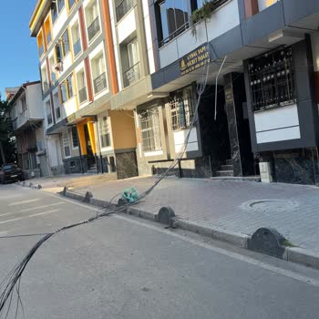 Oral Sokakta Asılı Fiber Kabloları Güvenlik Tehdidi Ve Acil Müdahale Talebi