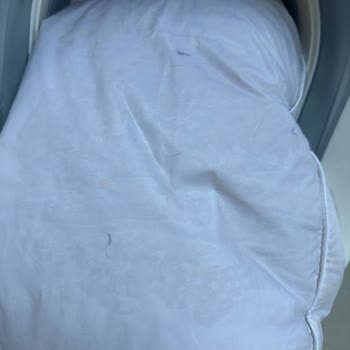 Kaz Tüyü Yastığın Tek Parçasında Kahverengimsi Renk Ve Aşırı Şişkinlik