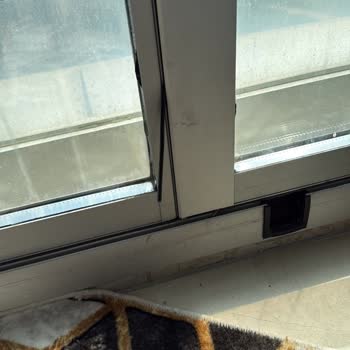 Cam Balkon Kapanmıyor, Servis Yardımı Gelmedi