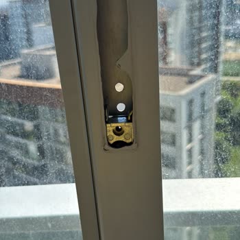 Cam Balkon Kapanmıyor, Servis Yardımı Gelmedi