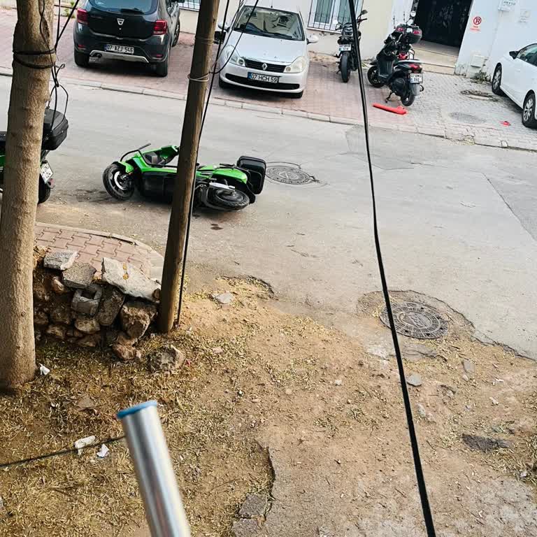 Bina Girişi Ve Park Alanı Önünde Martı Scooterları Engel Oluşturuyor