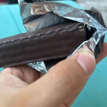 Karam Gurme Çikolatada Kaplamasız Ve Parçalanmış Paket Güvensizlik Yarattı