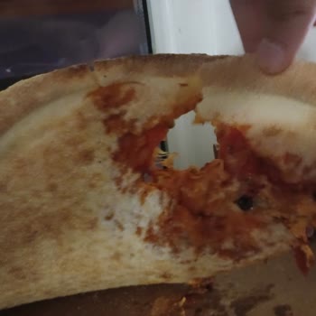 Hamursuz Pizza Ve Yetersiz Getir Müşteri Desteği