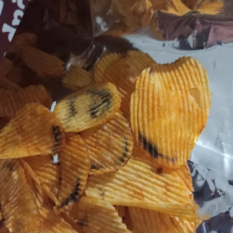 Migros Ketçaplı Tırtıklı Patates Cipsi Yanmış Ve Çöpe Atılacak Durumda