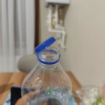 Damla Su Şişe Kapakları Açılmıyor Ve Keskin Kenarlarıyla Yaralanma Riski