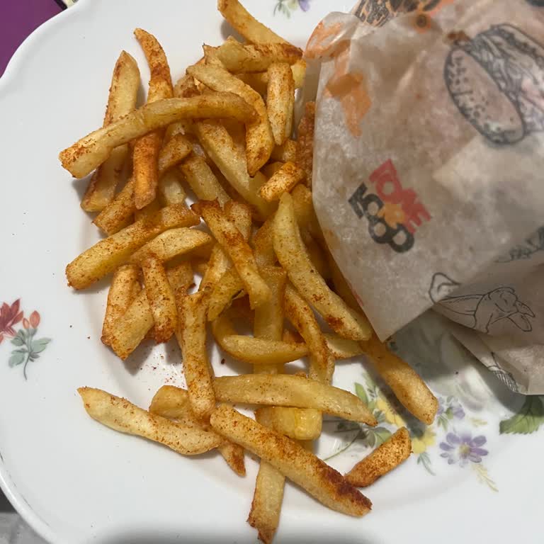 Cajun Corner Aydın Şubesinde Küçük Patates Porsiyonları ve İçecek Eksikliği