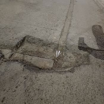 Fiber Altyapı Çalışması Sonrası Bozulmuş Yol Ve Derin Çukurlar