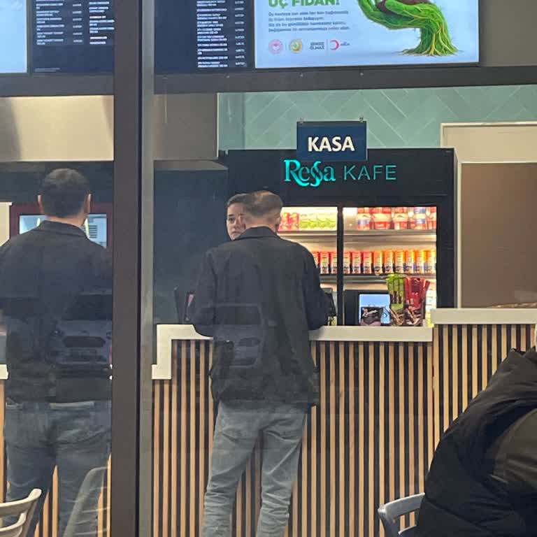 Ressa Kafe Nakit Ödemeyi Reddetti, Çocukla Mağdur Olduk
