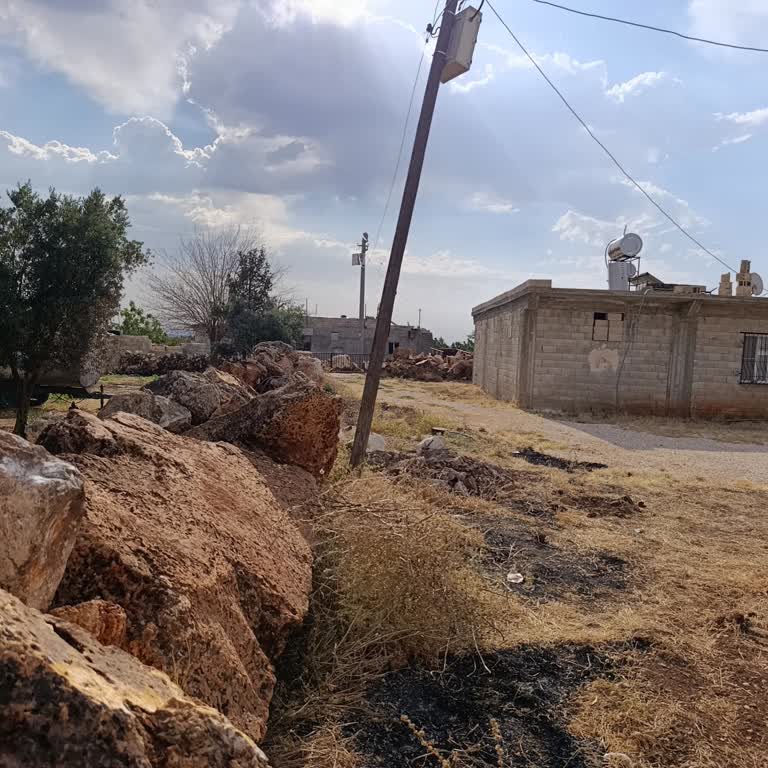 Bozova'da Tehlikeli Ahşap Elektrik Direği İçin Dicle Elektrik'ten Acil Müdahale Talebi