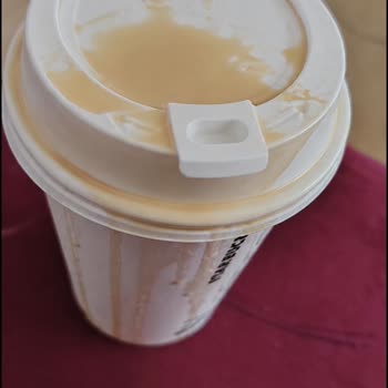 Büyükçekmece Starbucks'tan Dökülen Latte Ve Islak Simit İçin İade Talebi