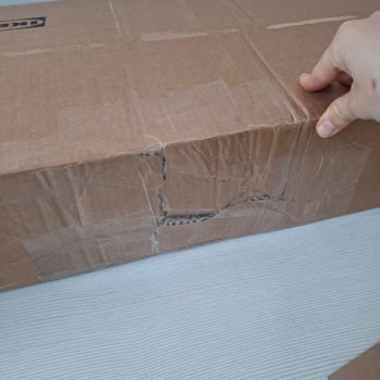 Kırık Kitaplık Ve Horoz Lojistik’in Özensiz Teslimatı