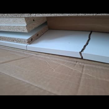 Kırık Kitaplık Ve Horoz Lojistik’in Özensiz Teslimatı