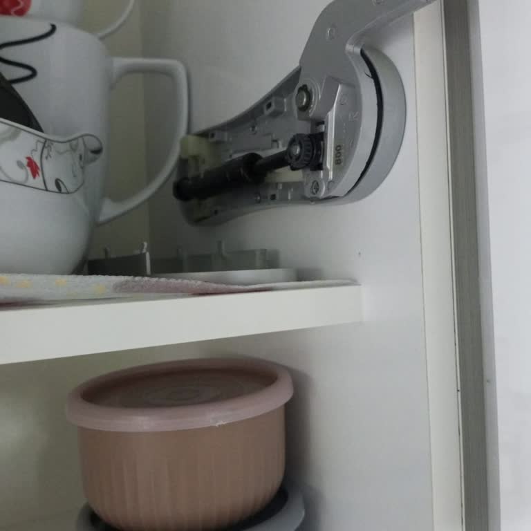 Mutfak Dolap Kapakları Pistonlarının Kendiliğinden Düşmesi Ve Ücretsiz Değişim Talebi