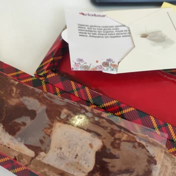 Renkli Çiçek Görseli Gerçek Ürünle Uyuşmadı, Çikolata Telafisi Bozulmuş
