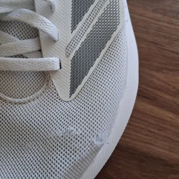 Adidas Ayakkabısında Üretim Hatası: Kısa Sürede Deformasyon Ve Yırtılma