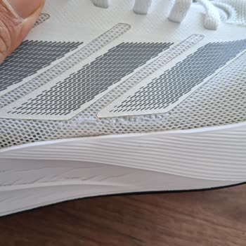 Adidas Ayakkabısında Üretim Hatası: Kısa Sürede Deformasyon Ve Yırtılma
