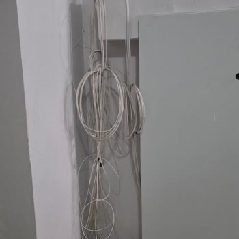 Üç Yıllık Bekleyiş Sonrası Fiber Altyapısı Gelmedi Kablolar Görüntü Kirliliği Ve Tehlike Oluşturuyor