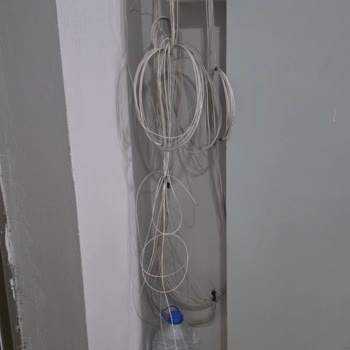 Üç Yıllık Bekleyiş Sonrası Fiber Altyapısı Gelmedi Kablolar Görüntü Kirliliği Ve Tehlike Oluşturuyor